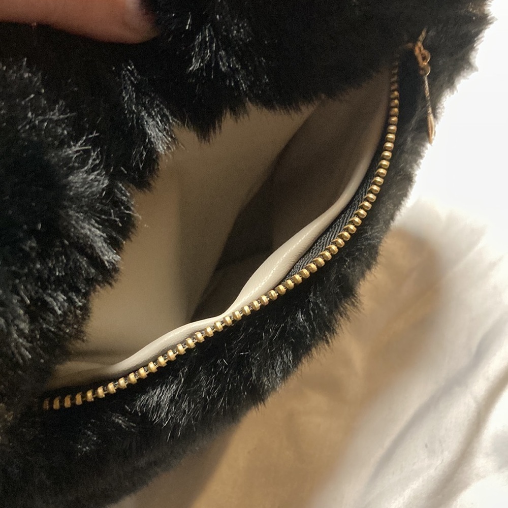 Fuzzy black heart shoulder bag - Picture 3 of 5
